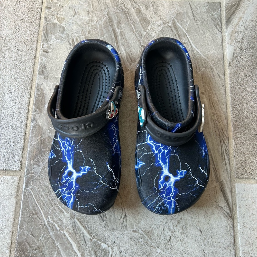 Crocs Bistro Black Lightning Bolt Graphic Slip Resistant Clogs, Size 6 Women